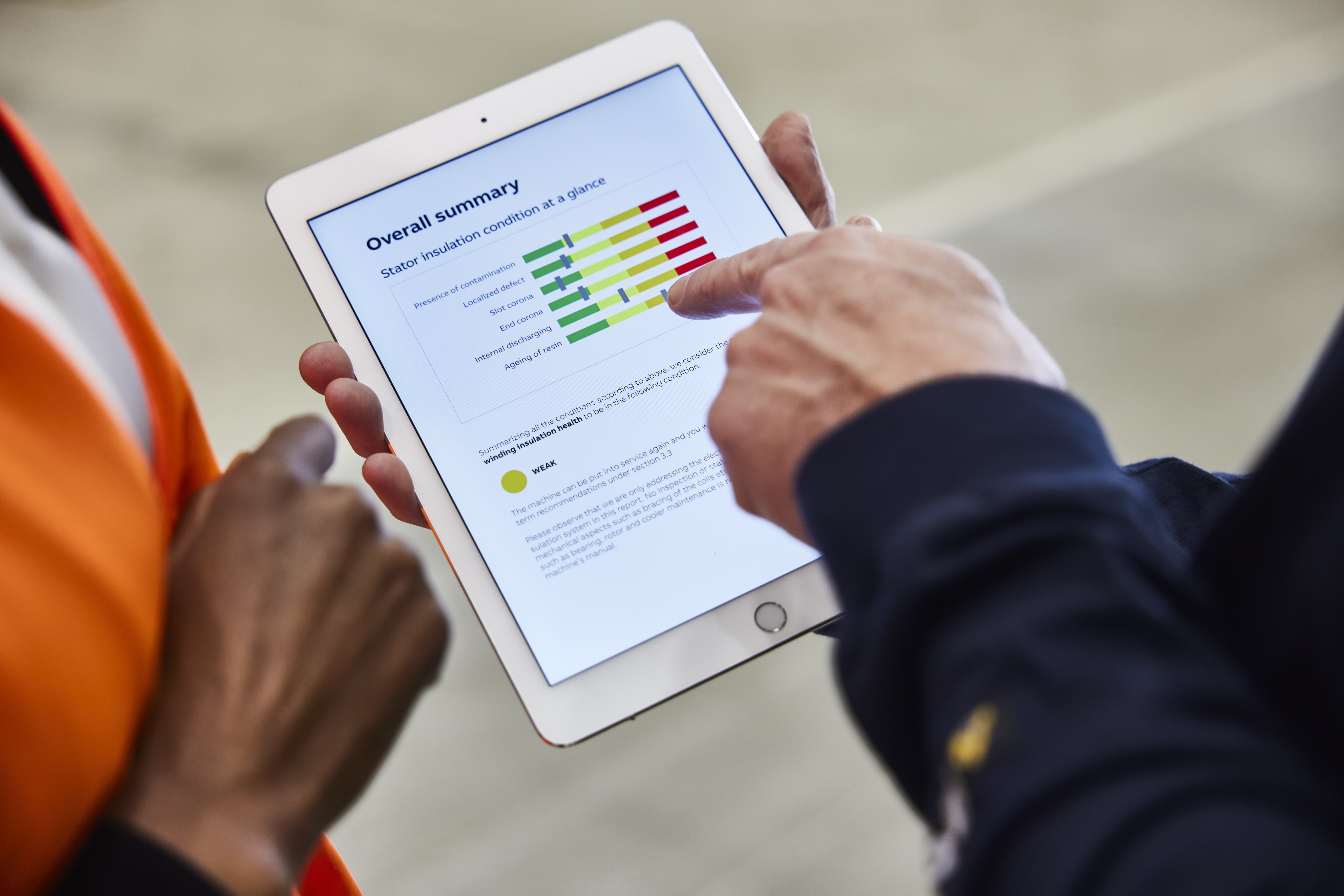 Data och analysmaterial på en iPad som två människor tittar på