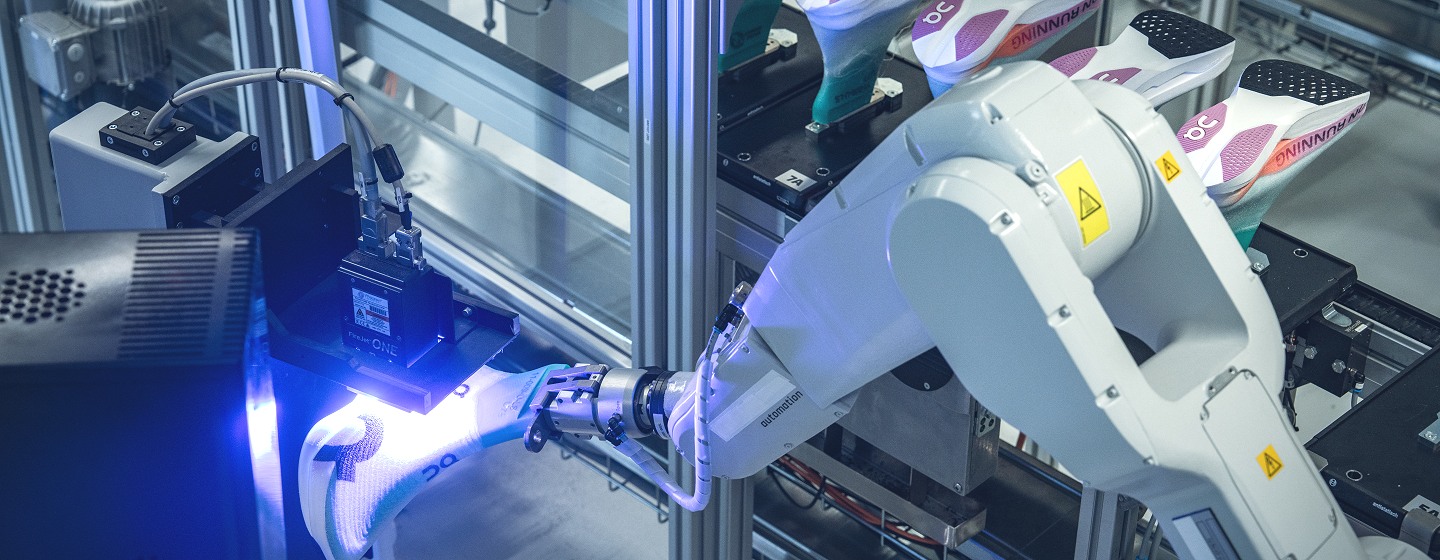 ABB-Roboter sprühen revolutionäre Laufschuhe von On in Zürich