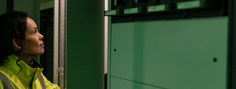 Contact_us_women_green