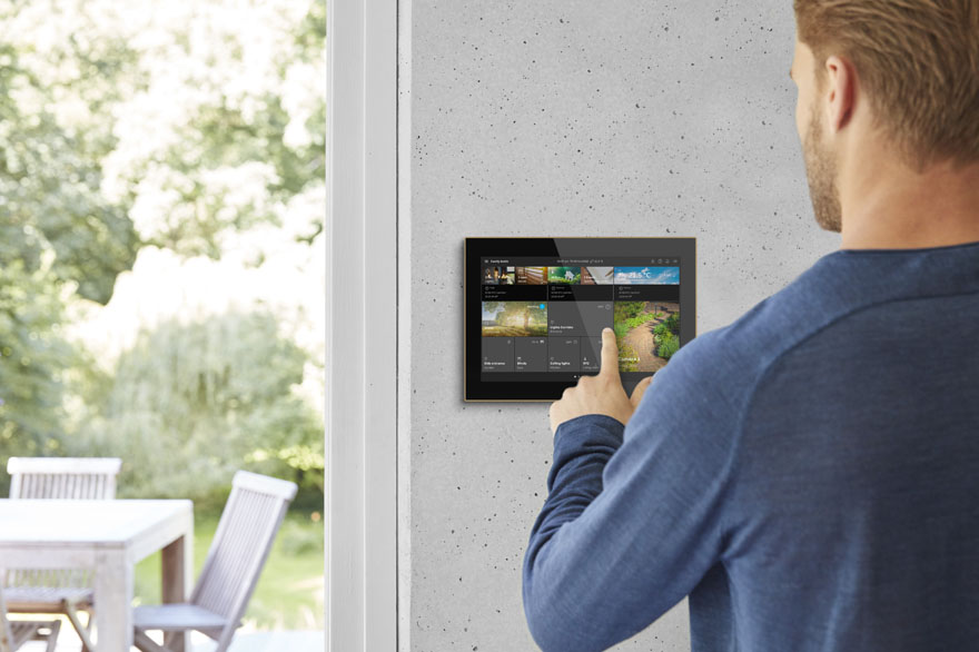 Mann, der ein Touchpanel von ABB bedient.