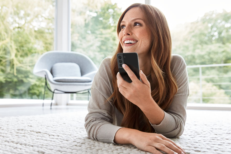 Frau mit einem Mobile in der Hand